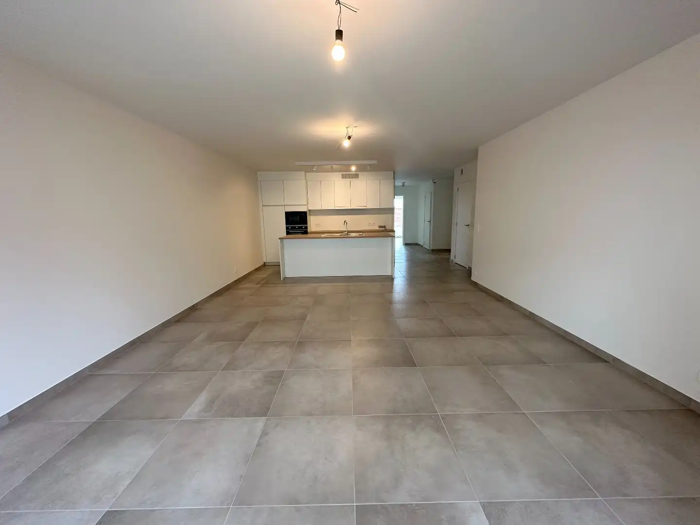 Ruim en energiezuinig 2-slaapkamerappartement met twee terrassen in centrum Ieper! foto 5