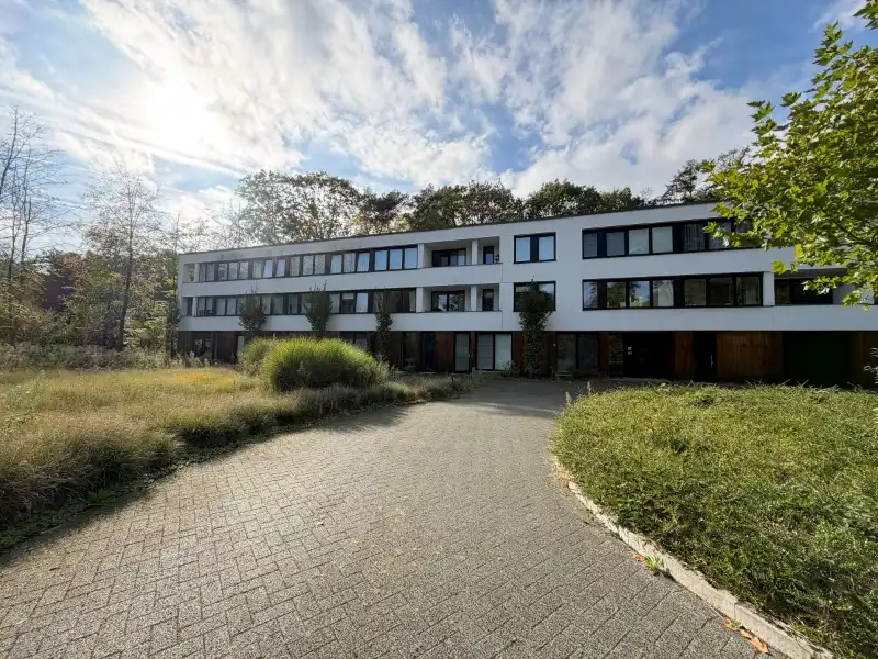 Gelijkvloers wonen in het groen, met zonnige tuin en 2 slaapkamers foto {{pictureIndex}}