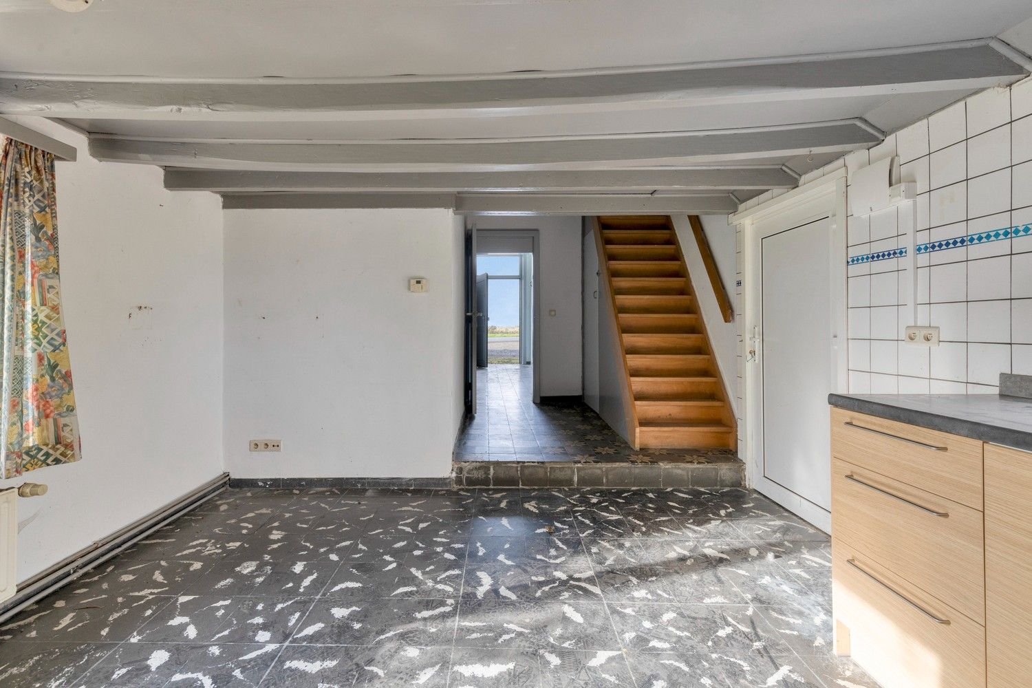 Beveren aan de IJzer: Charmant en historisch hoevetje met woonhuis, diverse stallingen, loods en weide op 3.967m² totale grondopp. foto 10