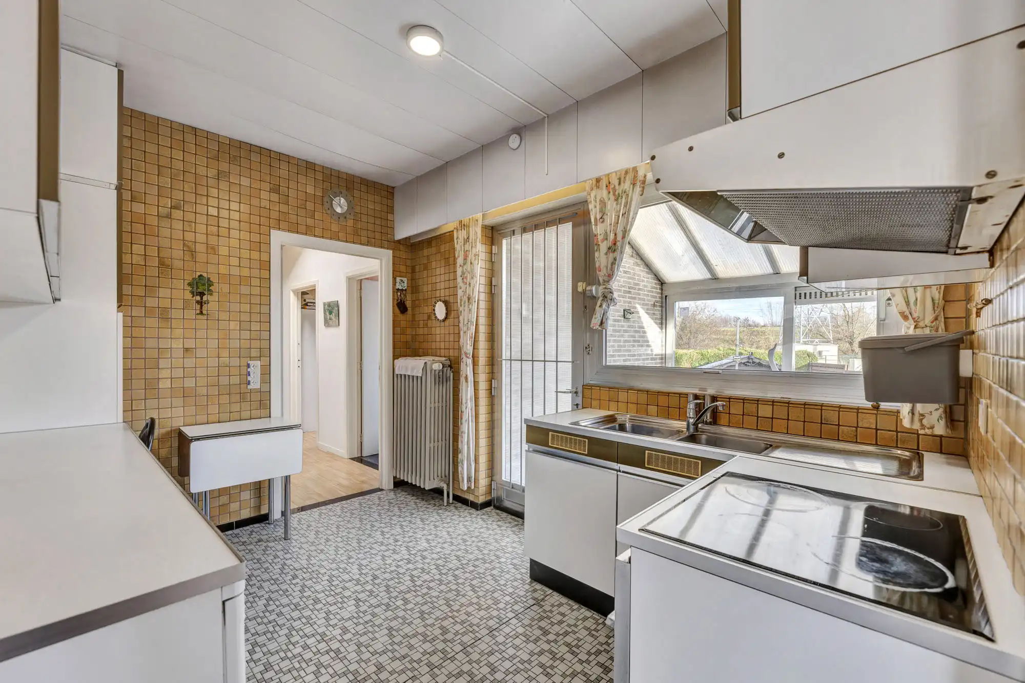 Bungalow met garage en tuintje op strategische ligging foto 12