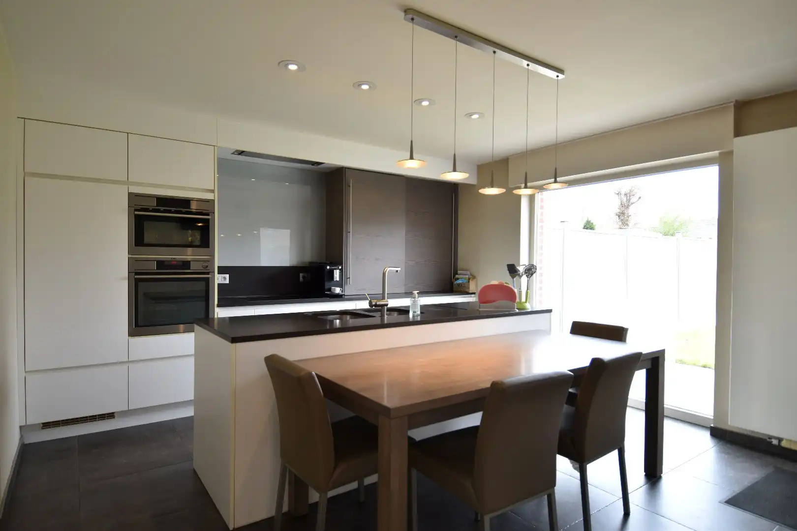 Instapklare halfopen bebouwing met 3 slaapkamers en 2 garages te Bissegem foto 2