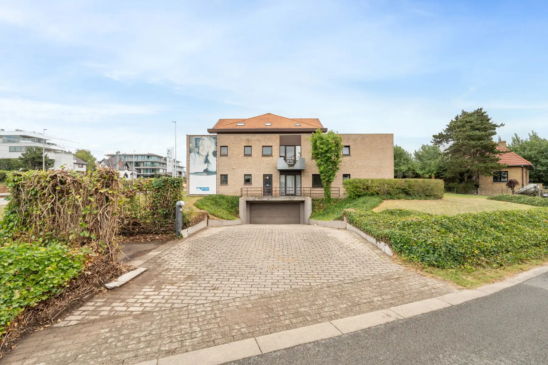 Ruime garage met berging vlakbij centrum en zee foto 3