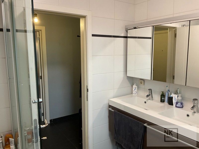 Gelijkvloers appartement met 2 slaapkamers, gezellig terras en autostaanplaats in het centrum van Lille! foto 7