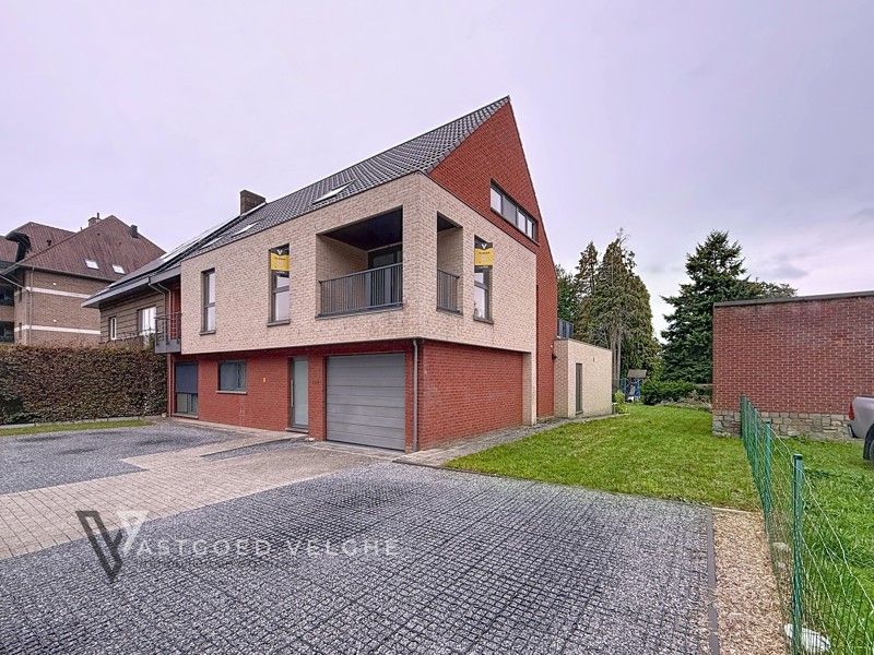 Goed gelegen duplex appartement met 3 slaapkamers, 2 terrassen en private tuin ! foto {{pictureIndex}}