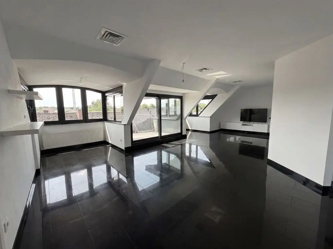 Zeer ruim en stijlvol 1-slaapkamer appartement met extra polyvalente ruimte en terrasje in het centrum van Neeroeteren.  foto 2