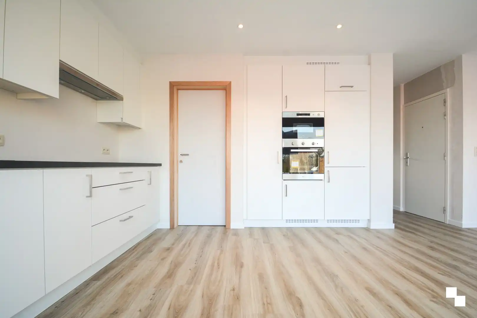 Recent tweeslaapkamer appartement in dorpskern van Sint-Eloois-Winkel foto 6