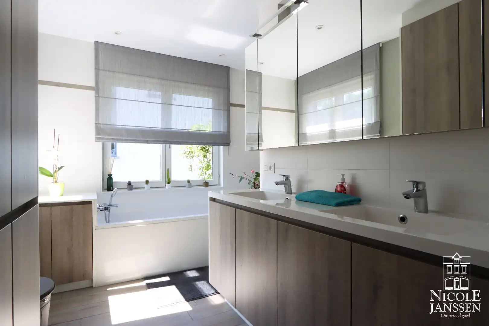 Compleet gerenoveerde charmante gezinswoning met tuin foto 10