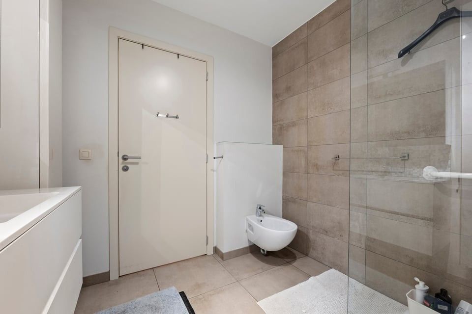 MODERN GELIJKVLOERS APPARTEMENT MET TERRAS EN STAANPLAATS IN SINT-TRUIDEN foto 18