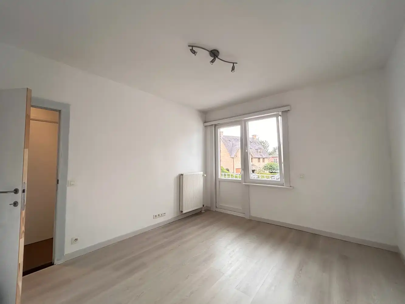 Pal in het bruisende centrum van Brasschaat gelegen 2 slaapkamerappartement in perfecte staat foto 11