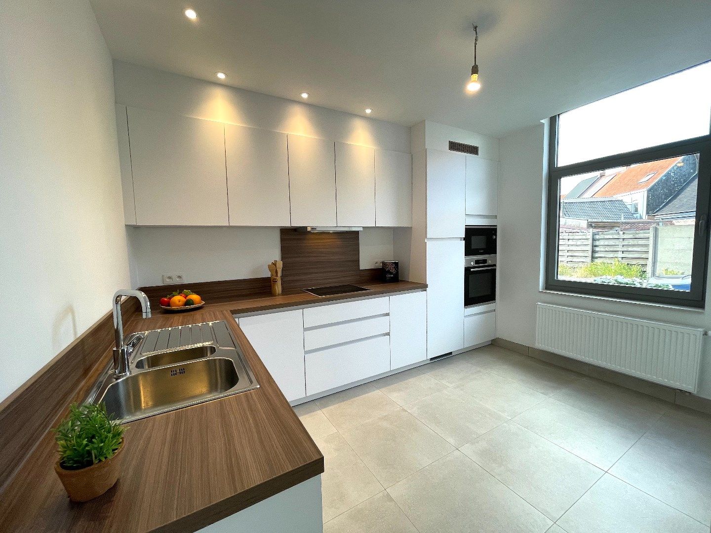 Prachtige, gerenoveerde woning met 3 slaapkamers en grote tuin! foto 2