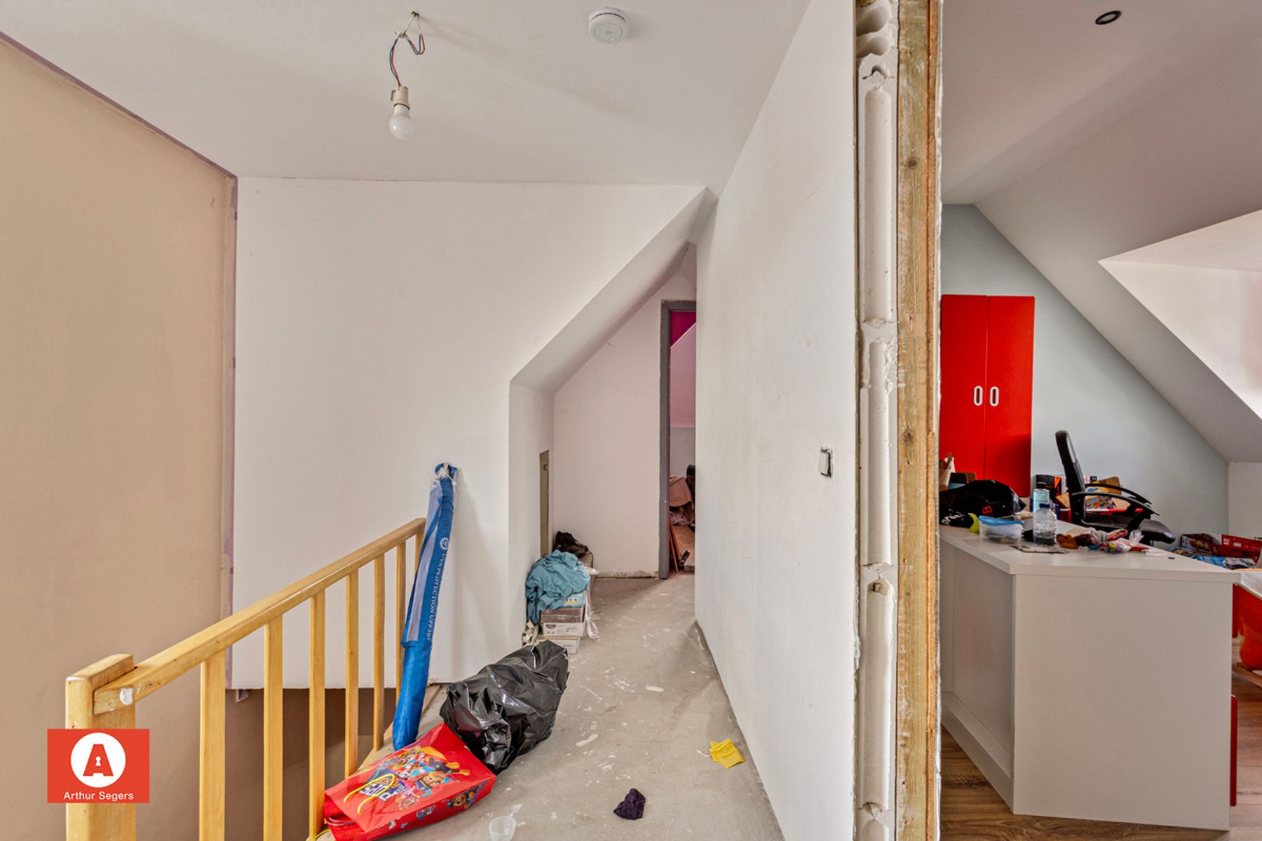 Loods (100 m²) + Woning (deels verder op te frissen) + Oprit foto 16