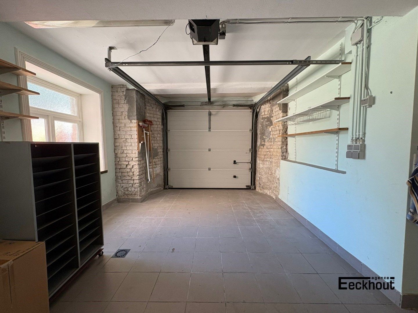 Ruime garagebox met oprit/parkeerplaats op gegeerde ligging foto 2