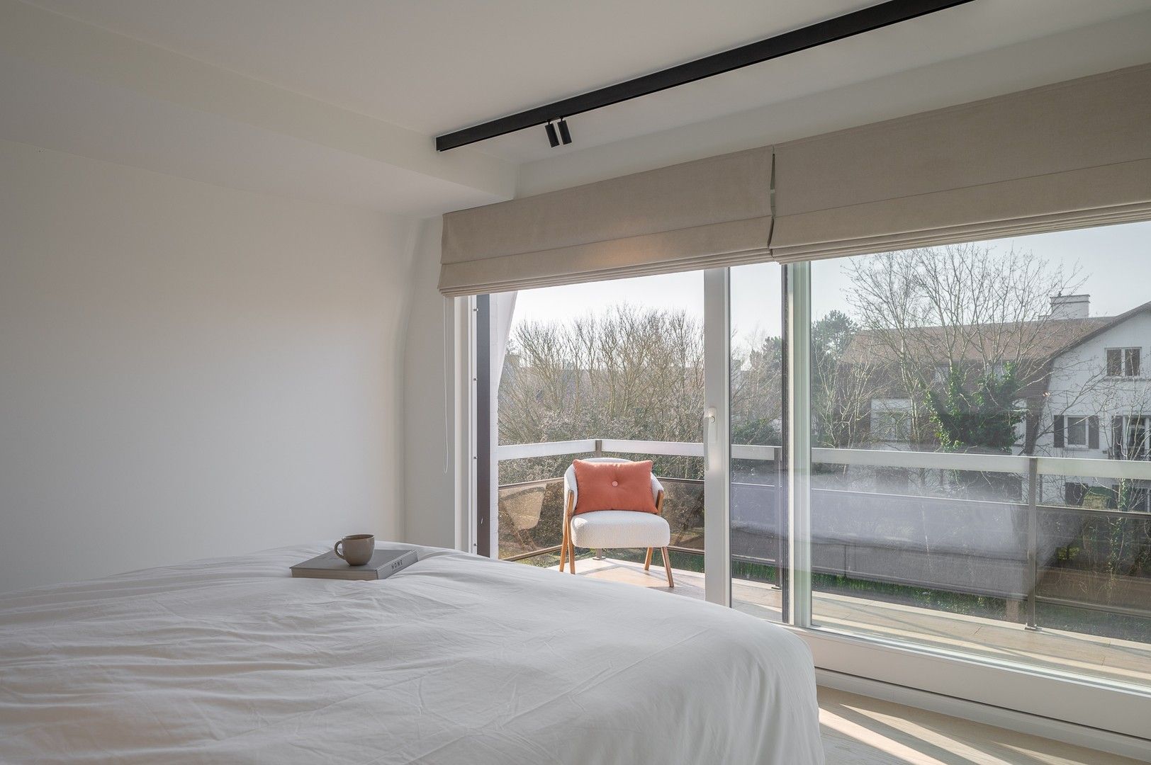 Zonnig gerenoveerd appartement met zuidwest gericht terras en open zicht op wandelafstand van het strand in hartje Zoute. foto 16