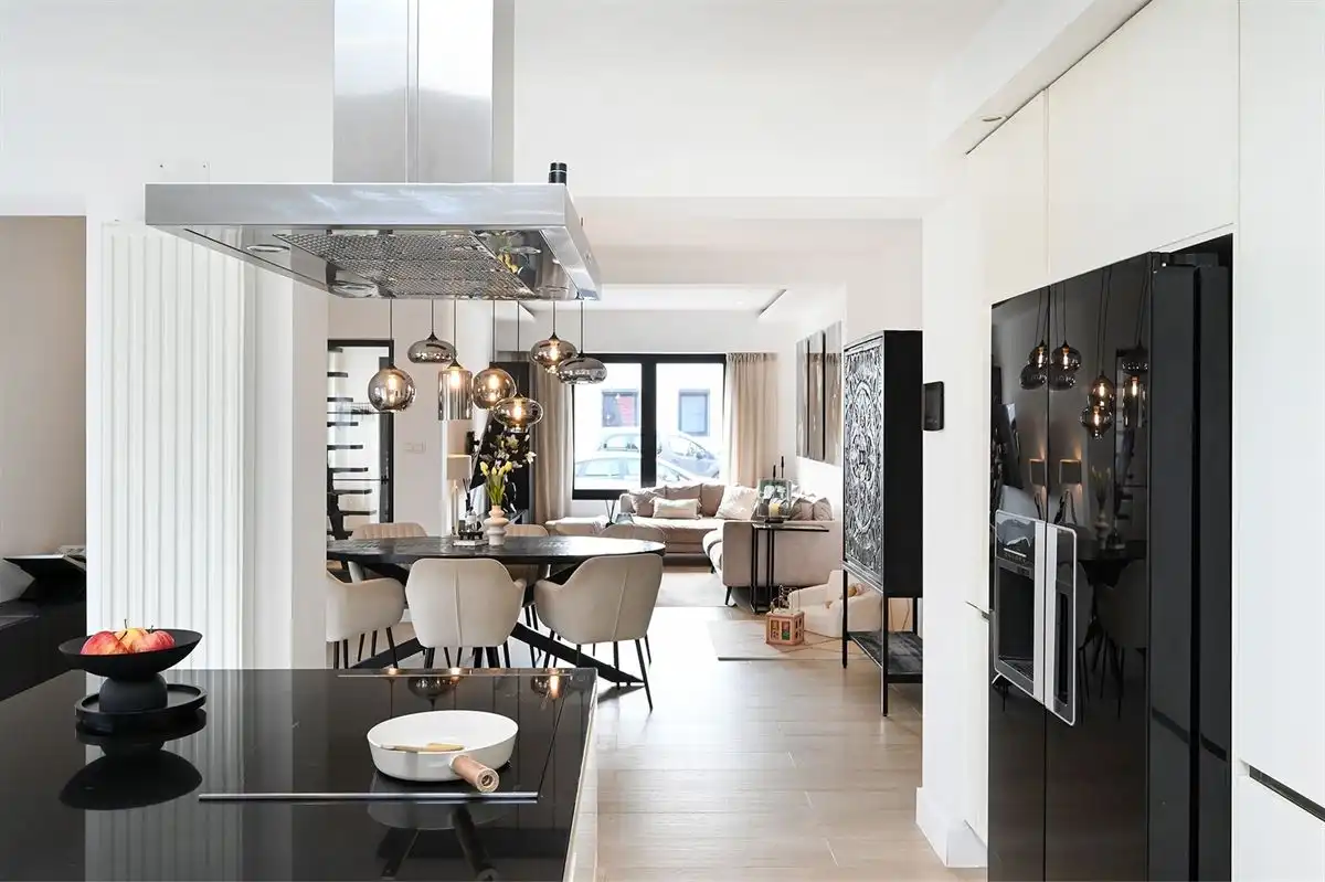 Geheel gerenoveerde woning met leuke tuin en grote garage foto 8