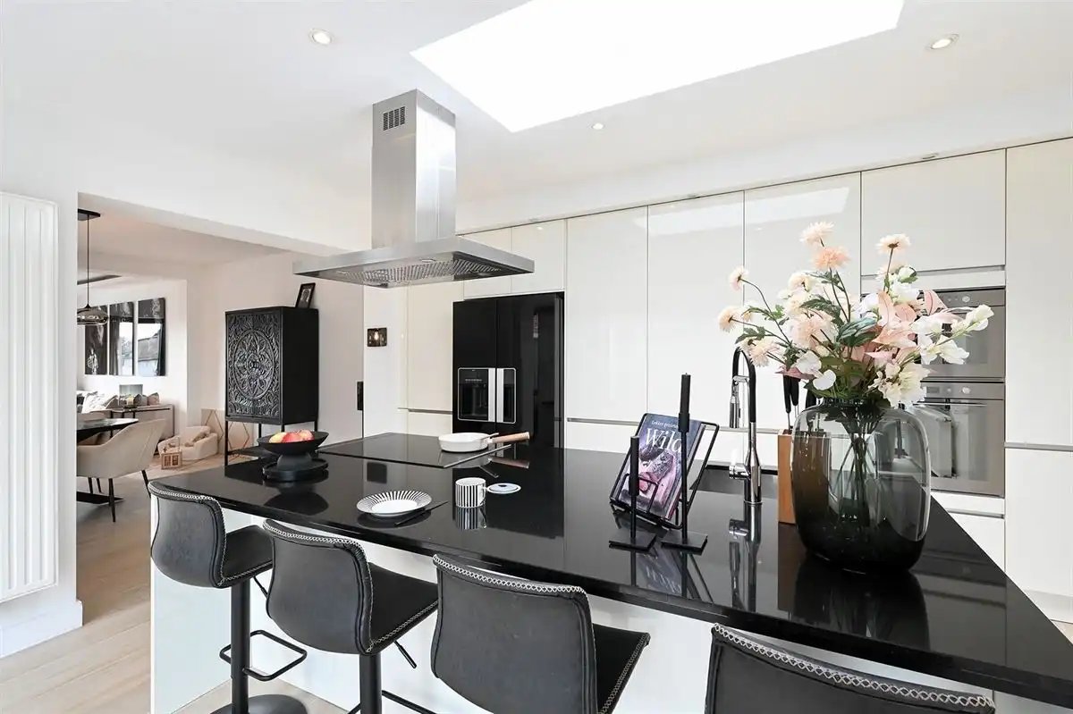 Geheel gerenoveerde woning met leuke tuin en grote garage foto 8