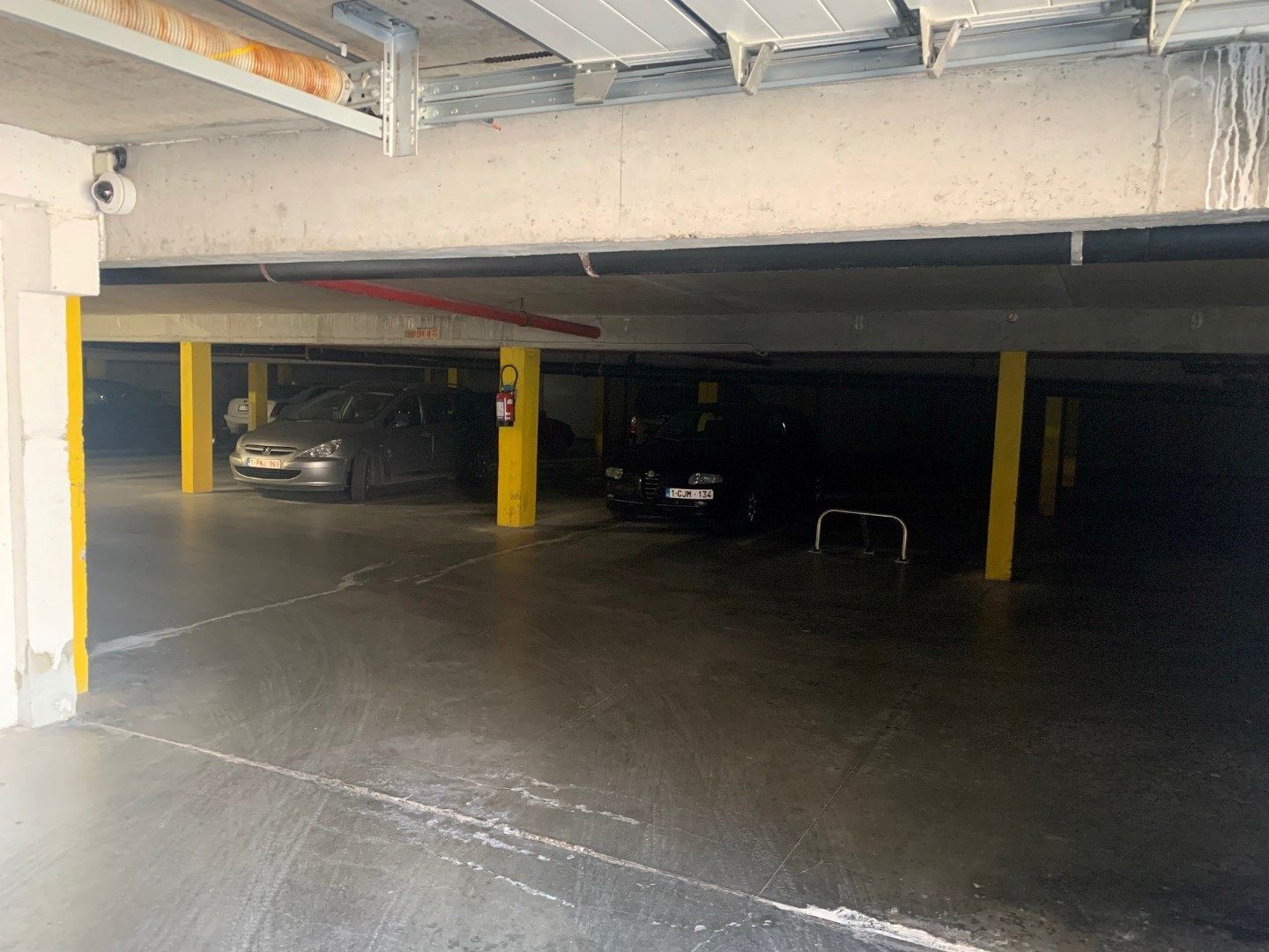 Autostaanplaats in overdekt garage complex van residentie Equus foto 3