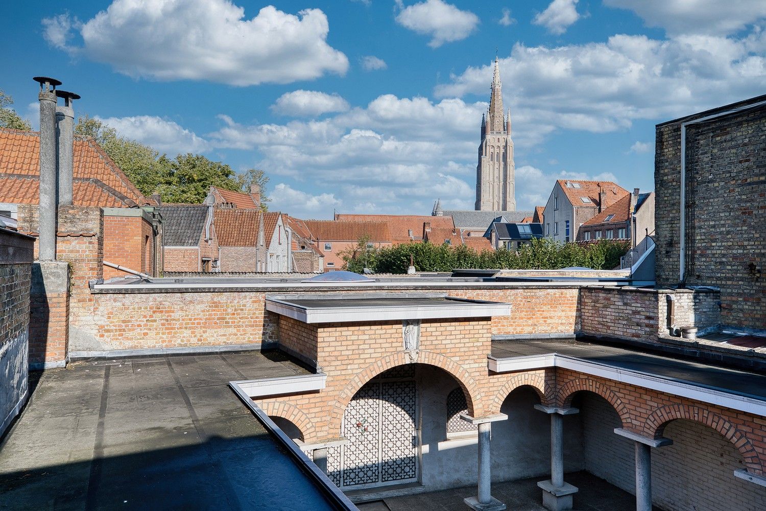 Hartje Brugge  TOP  TOERISTISCHE LIGGING , in de GOUDEN DRIEHOEK, Uitzonderlijk HANDELSPAND ( gevelbreedte 11 meter)                          LICHTRIJKE WINKELRUIMTE ,uitgevend op  Exclusieve STADSPATIO met overdekte rondgang van 105m²+ GARAGE van 30 m² UNIEK  IN BRUGGE op dergelijke ligging ! ERBOVEN lichtrijk ruim APPARTEMENT met zonneterras, foto 15