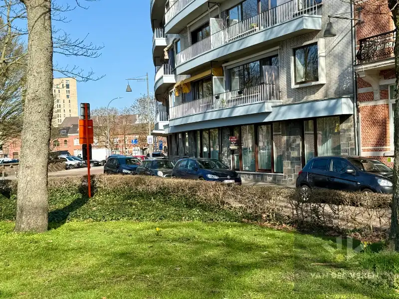 Totaal gerenoveerd gelijkvloers 3 slpk-appartement met gezellig terras op een toplocatie. Garagebox optioneel! foto 18
