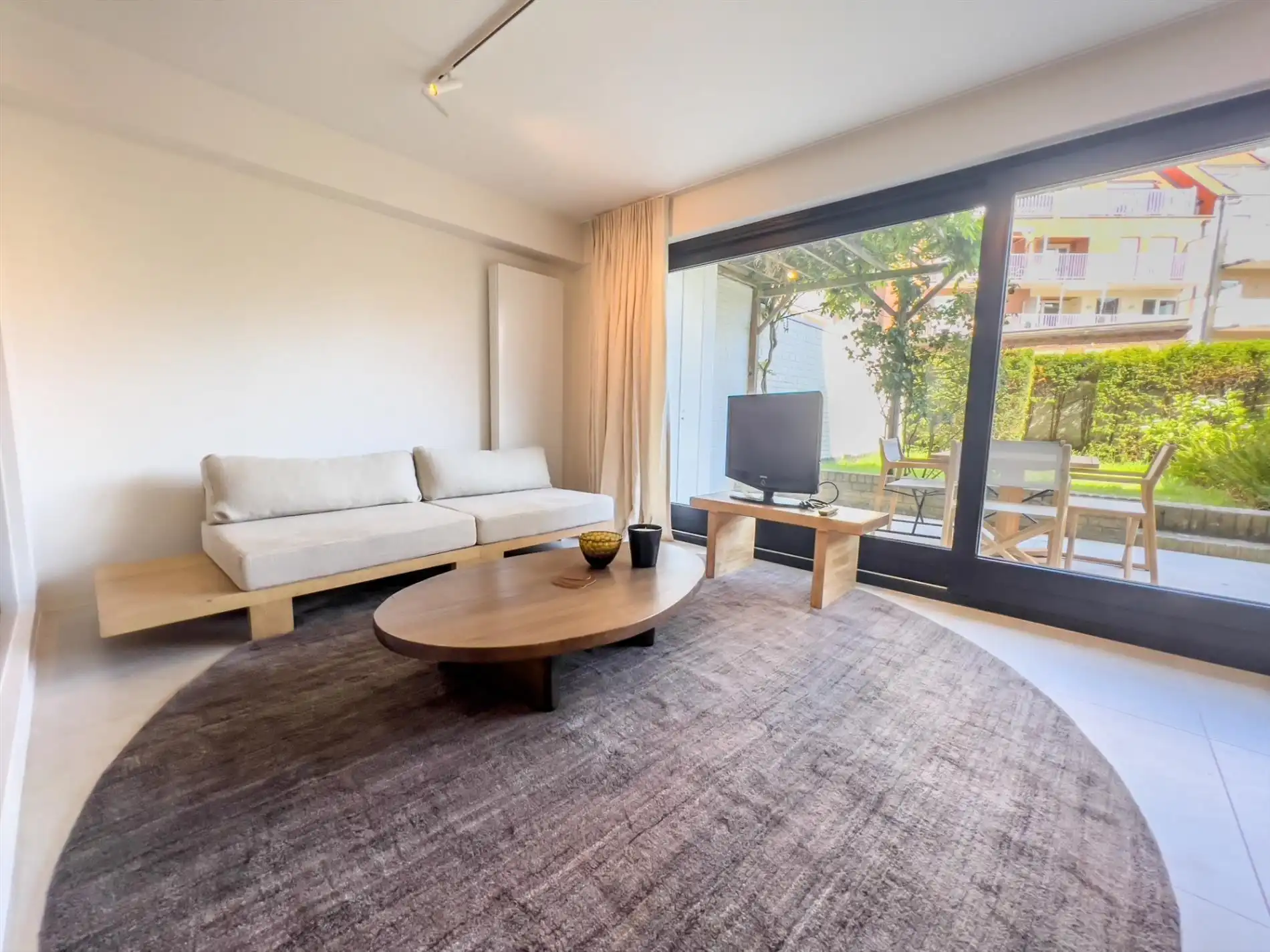 Prachtig gerenoveerd gelijkvloersappartement met zuidgerichte tuin, centraal gelegen op de Dumortierlaan vlakbij het Driehoeksplein.  foto 3