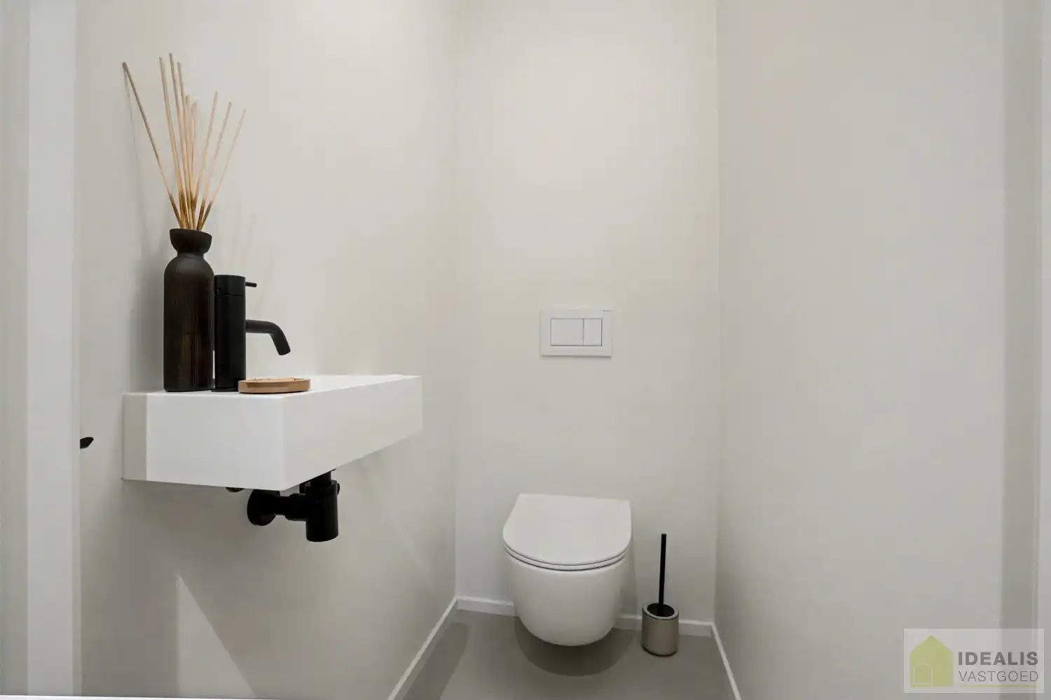 IDEALIS VASTGOED - EEN BIJZONDER HUIS, EEN BIJZONDERE LOCATIE, EEN UNIEKE KANS OM TE WONEN IN EEN AUTHENTIEK LANDHUIS MET EEN PRACHTIGE INRICHTING EN EEN HOOGWAARDDIGE AFWERKINGSGRAAD! foto 9