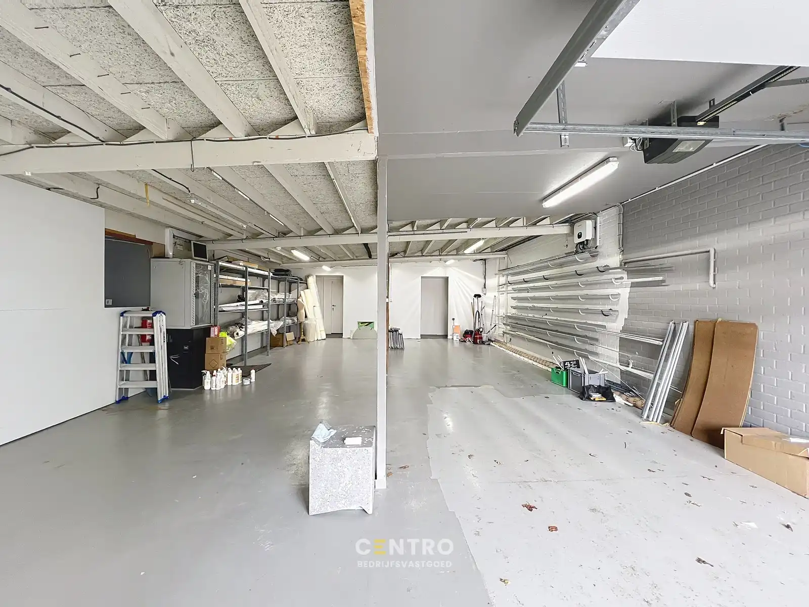 Magazijnen met kantoorgedeelte, garages én RUIM verhard buitenterrein, rustig gelegen in centrum Hooglede! foto 19