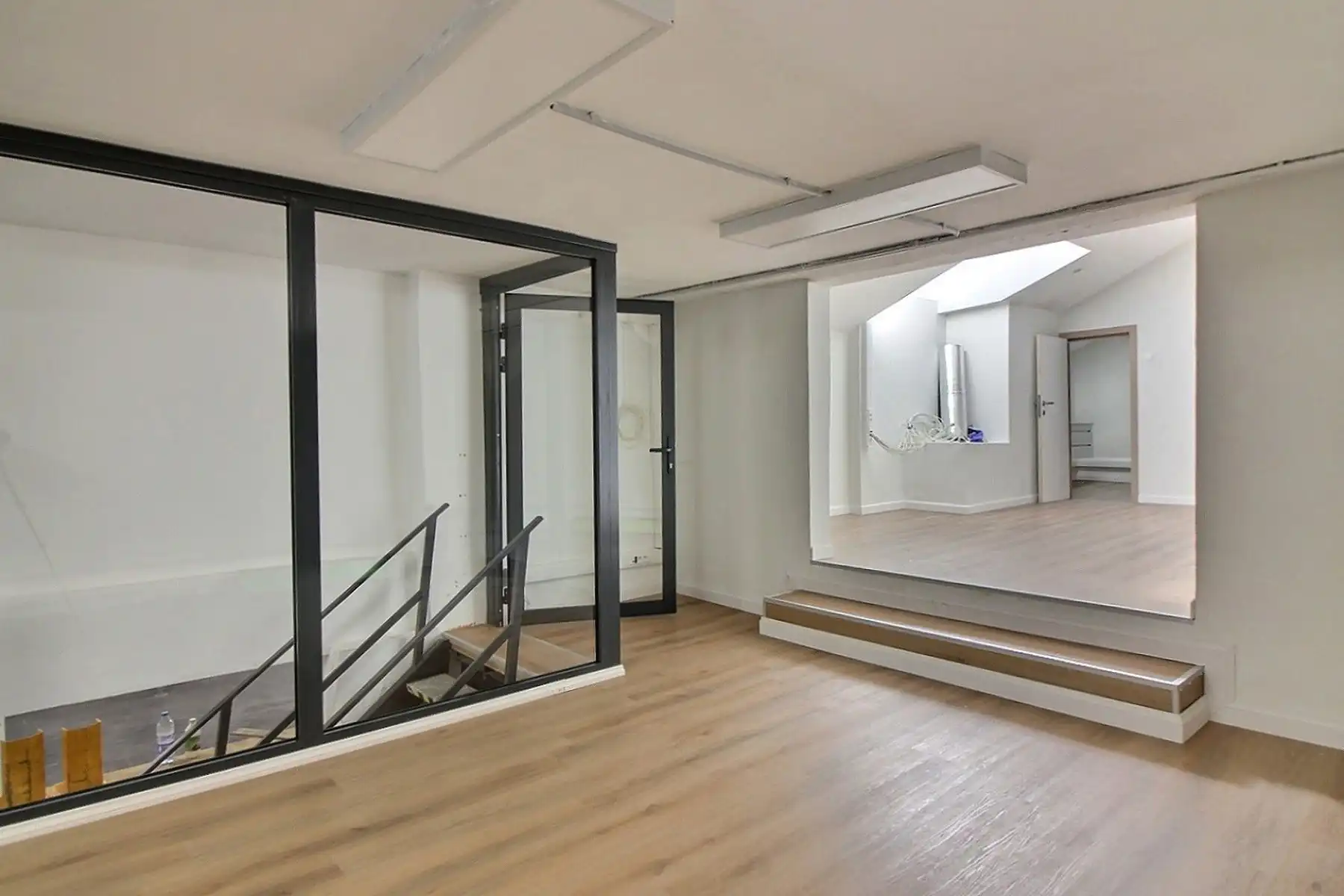 Opslagruimte met kantoor foto 9