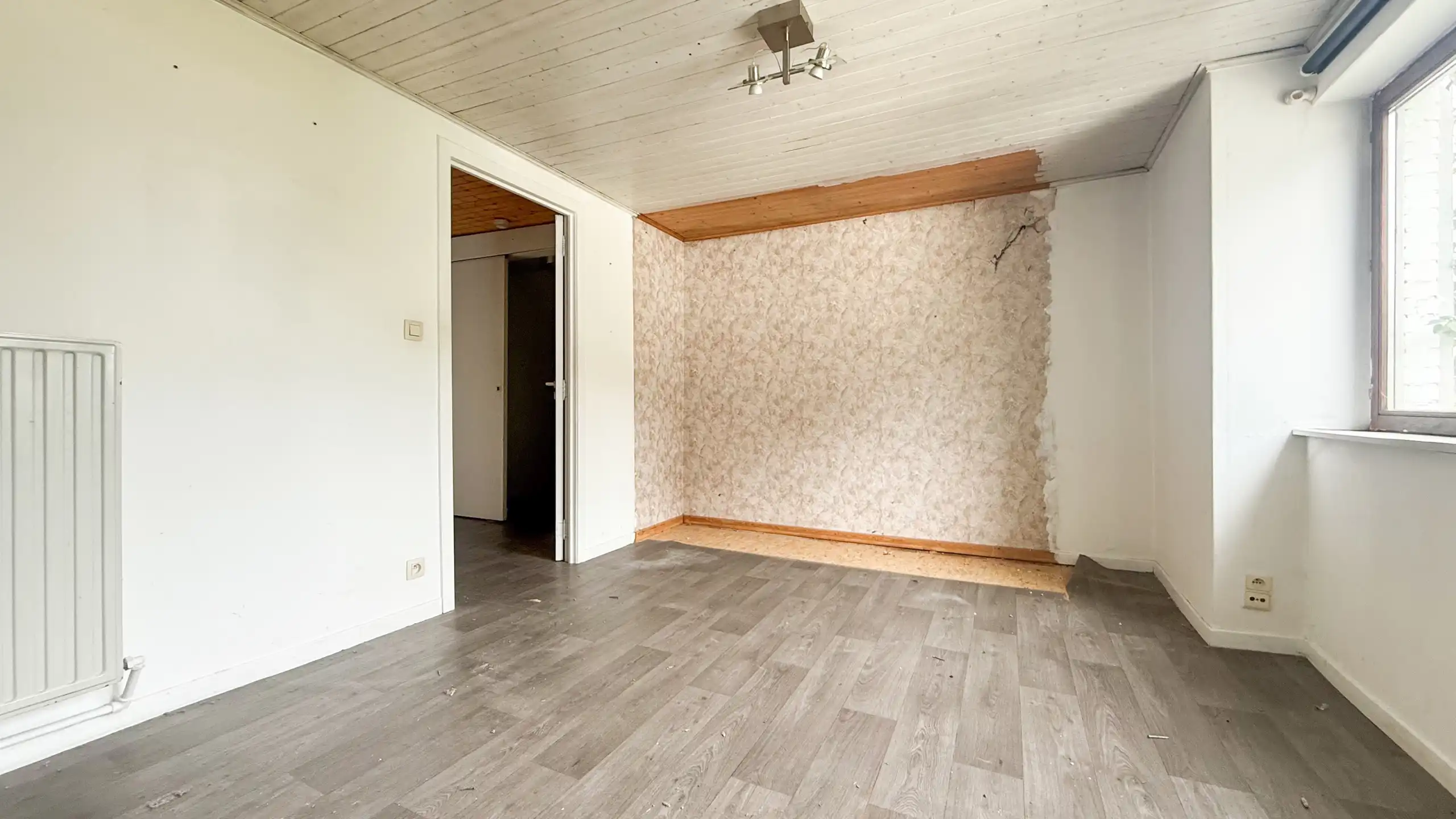 Renovatiepand met ruime living en mooi perceel van 6+ are! foto 17
