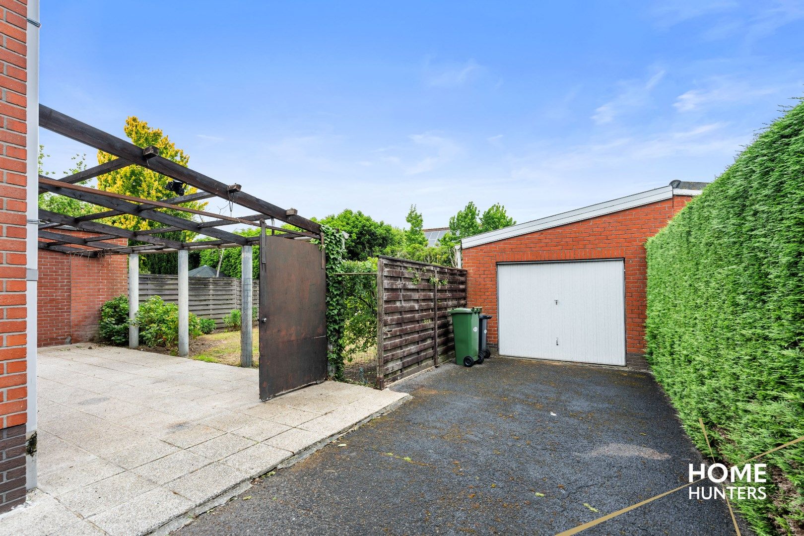 Te renoveren halfopen woning met 4 slaapkamers, 2 garages en veel potentieel te Ieper foto 26