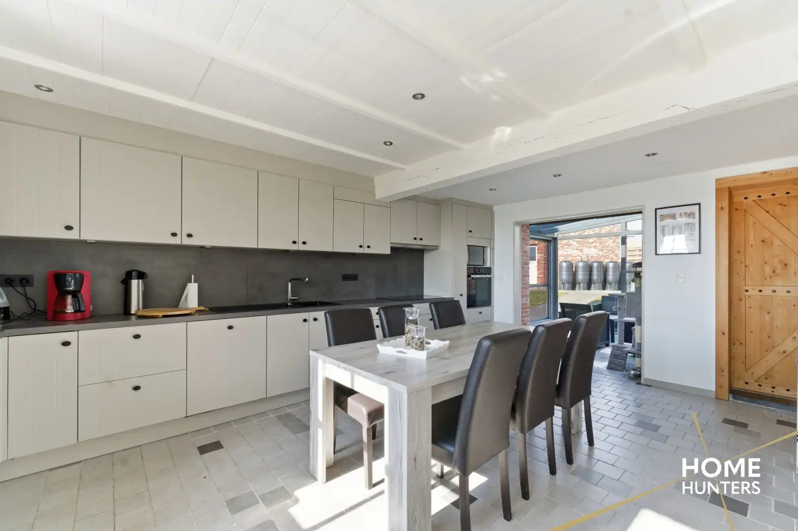 Instapklare hoekwoning in het rustige Leffinge! foto 3