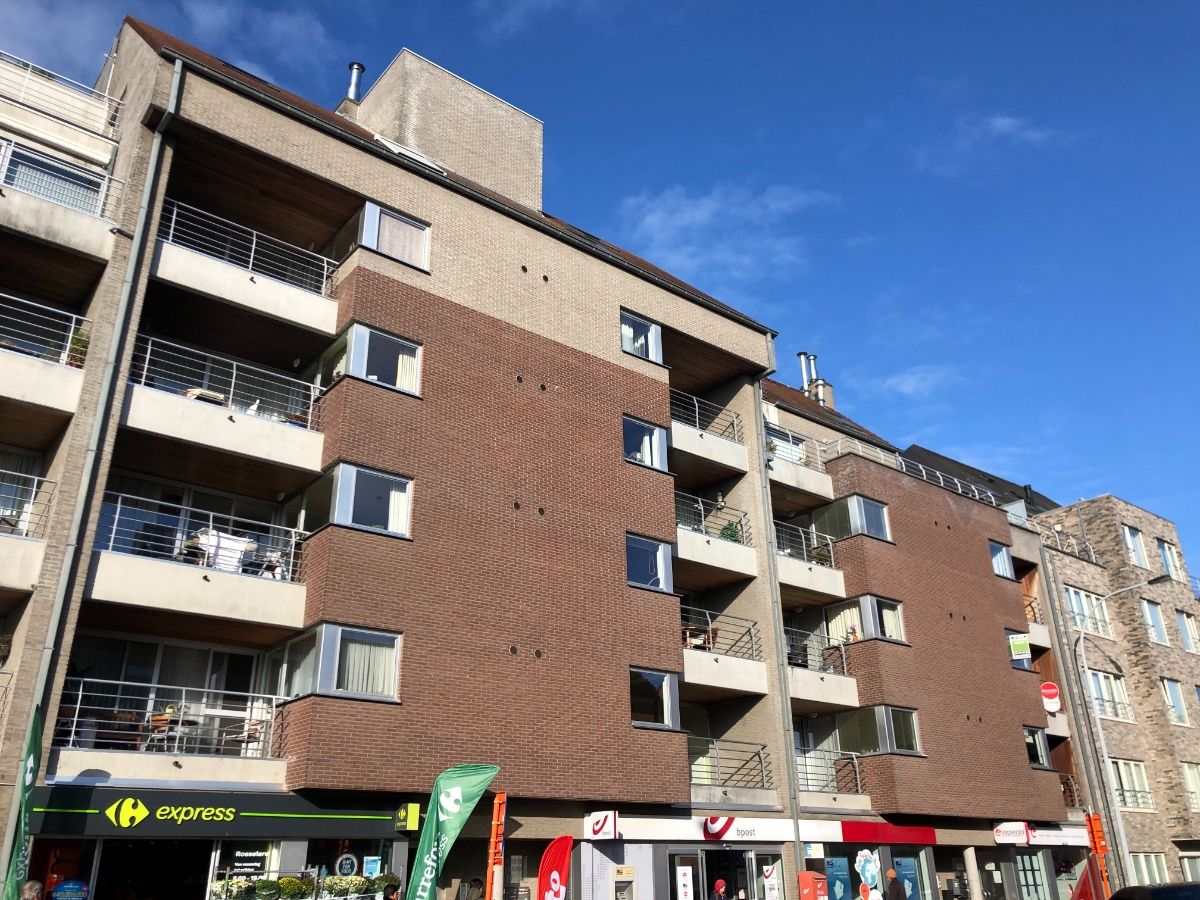 Centraal gelegen ruim (110 m2) appartement op de eerste verdieping (+ lift) in residentie De Bosrand.     Mogelijkheid tot aankoop van een privatieve GARAGE (nivo - 1) à 25.000 Eur exclusief registratie- en notariskosten foto {{pictureIndex}}