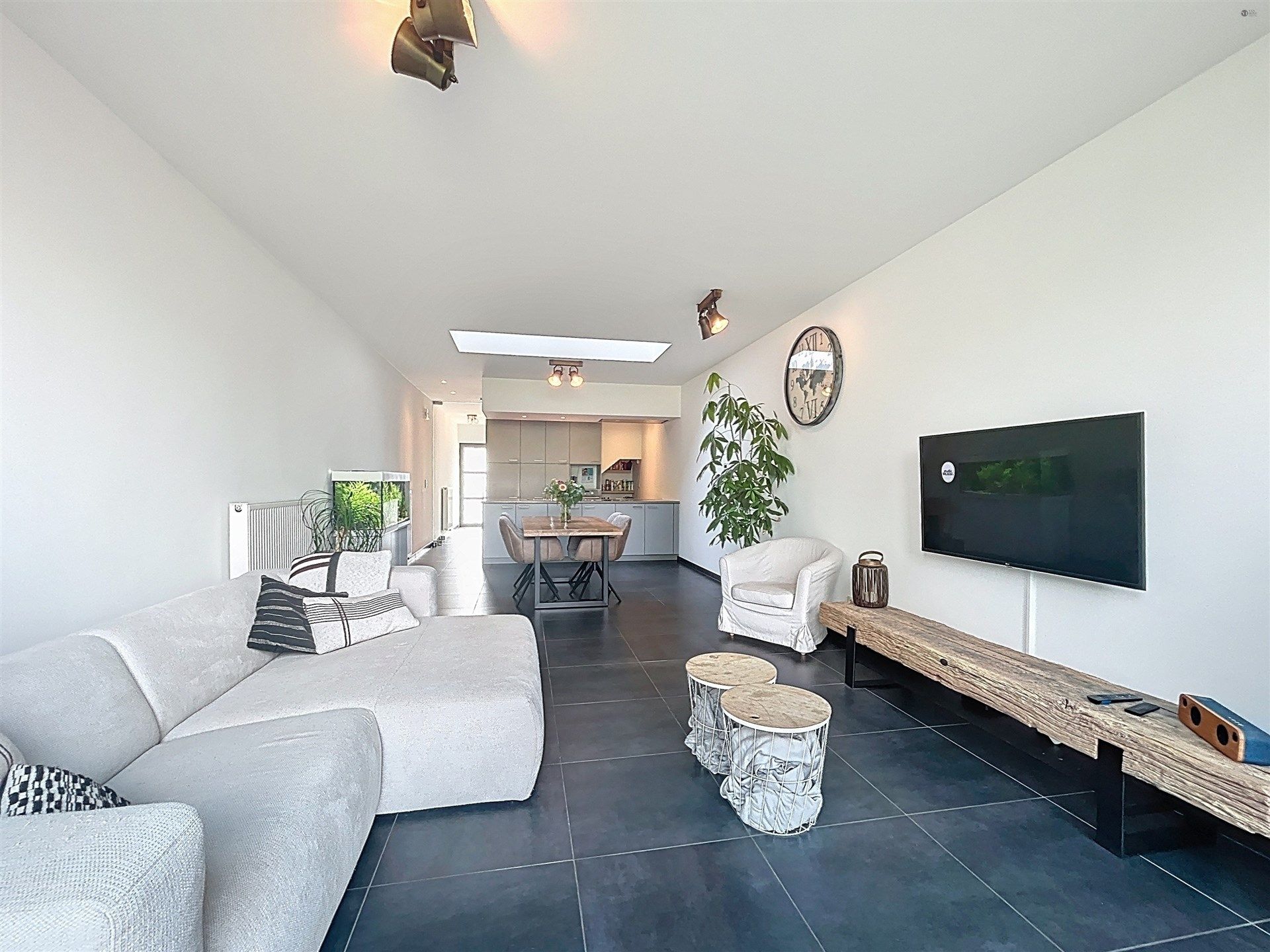 Instapklare moderne woning met 2 slaapkamers en gezellige tuin op toplocatie! foto 3