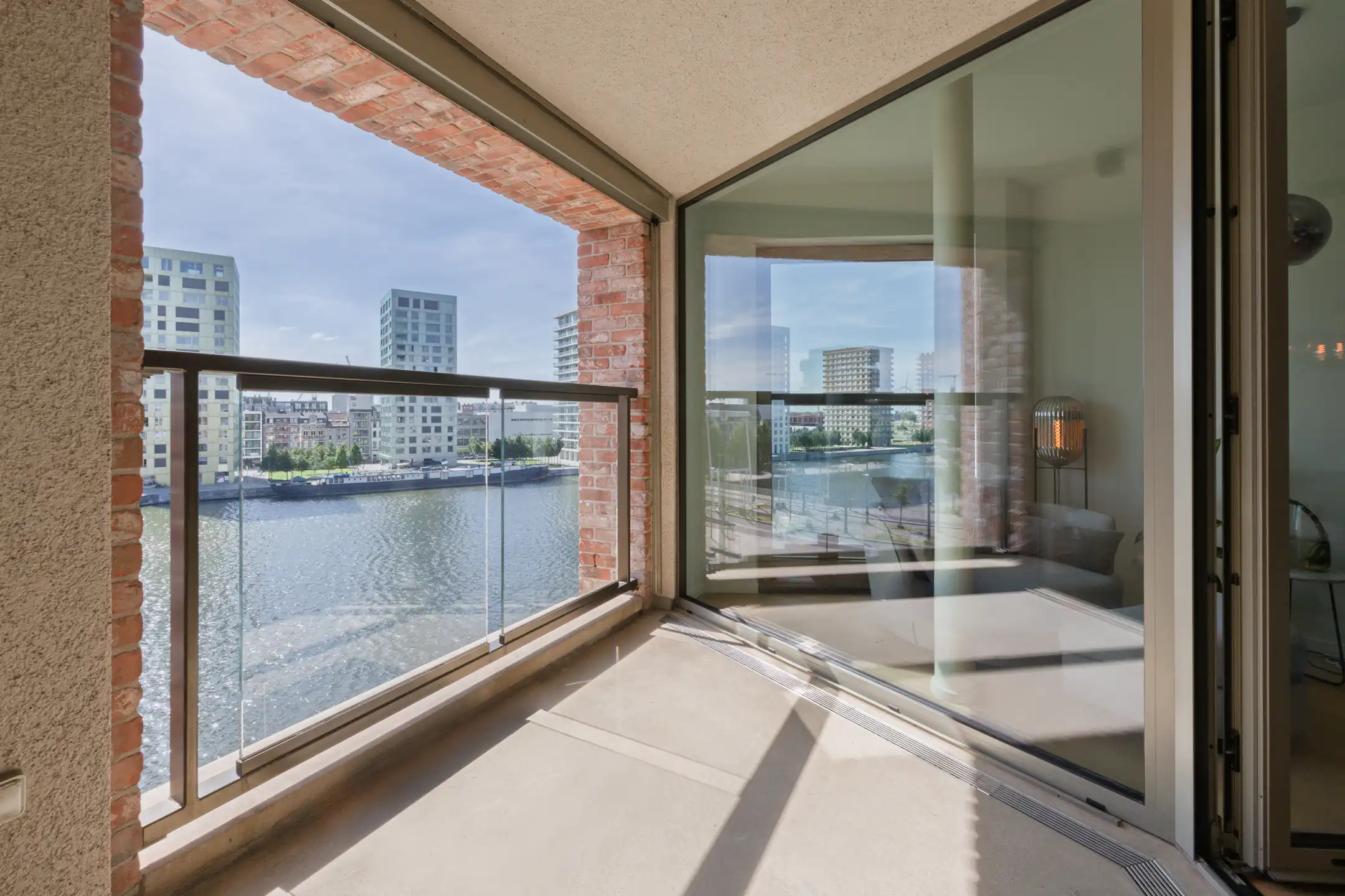 ANTWERPEN -Twee slaapkamer appartement met zicht op water foto 4