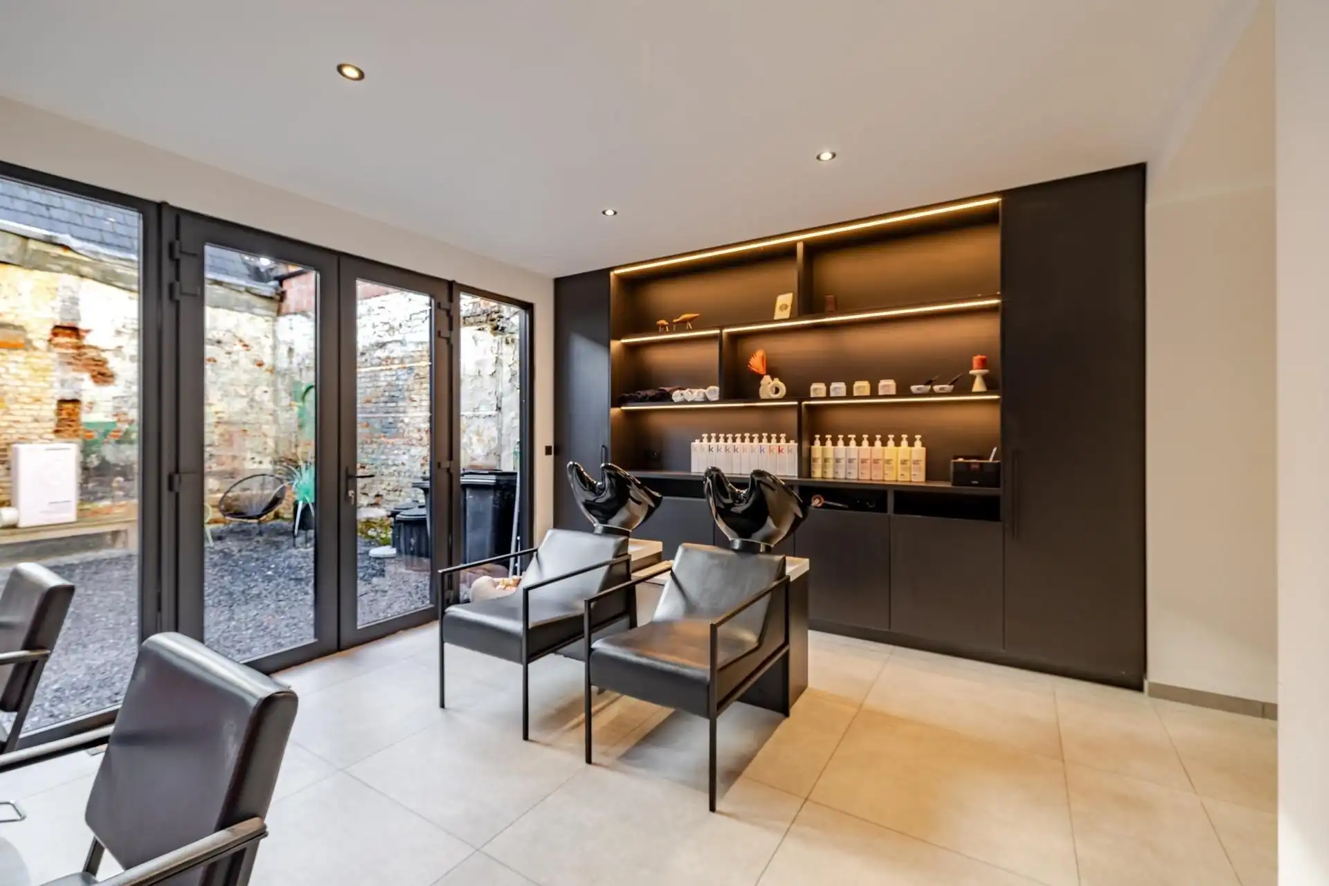 Stijlvol handelspand met kwalitatieve afwerking en charmant appartement met terras foto 11