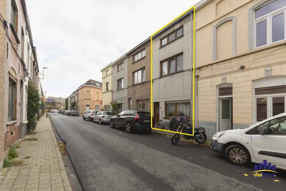 TE KOOP IN GENTBRUGGE – RIJWONING MET 4 SLAAPKAMERS EN KOER! foto 3