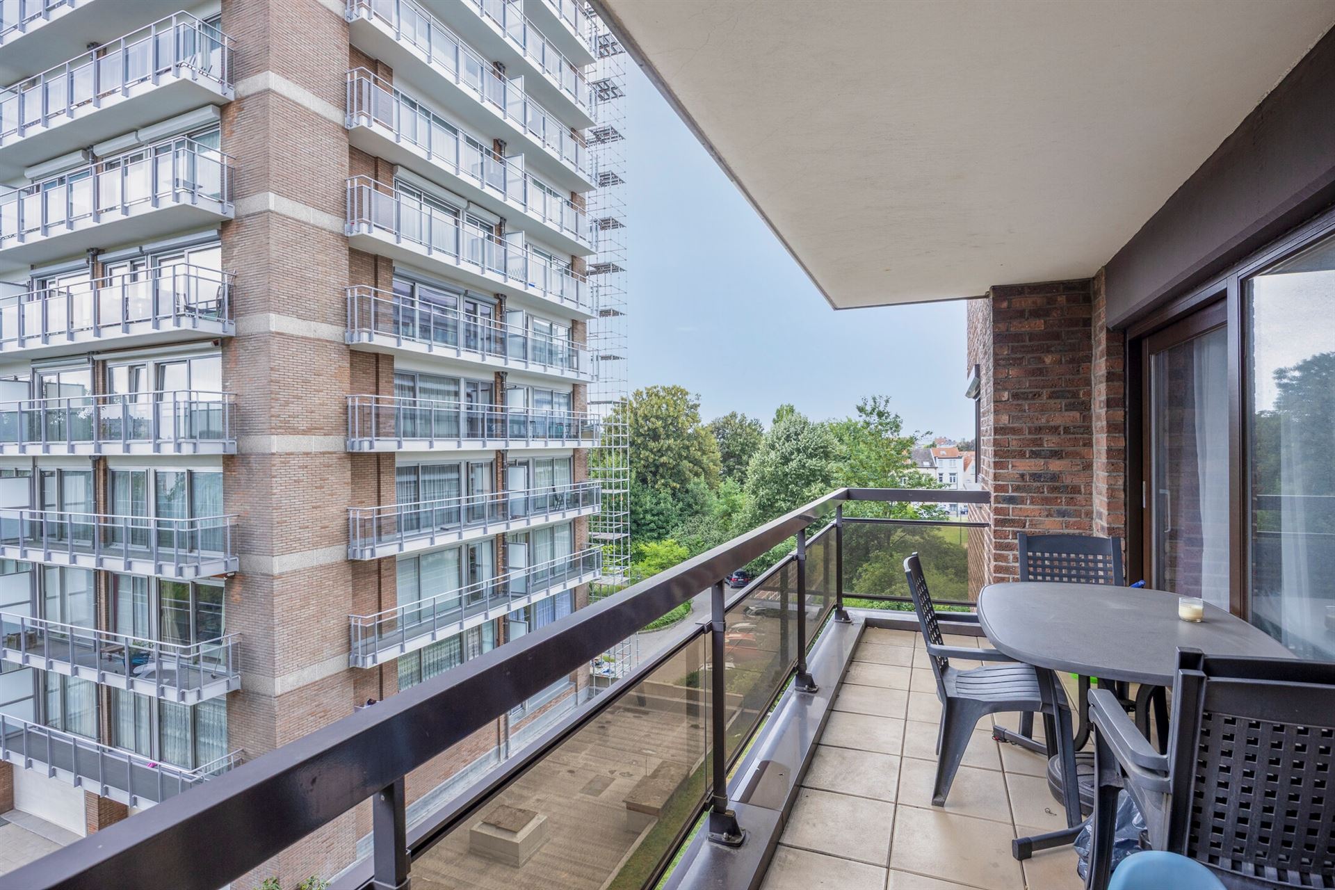 Ruim 2-slaapkamers appartement in goede staat + 30.000 EUR (dubbele garage) foto 16