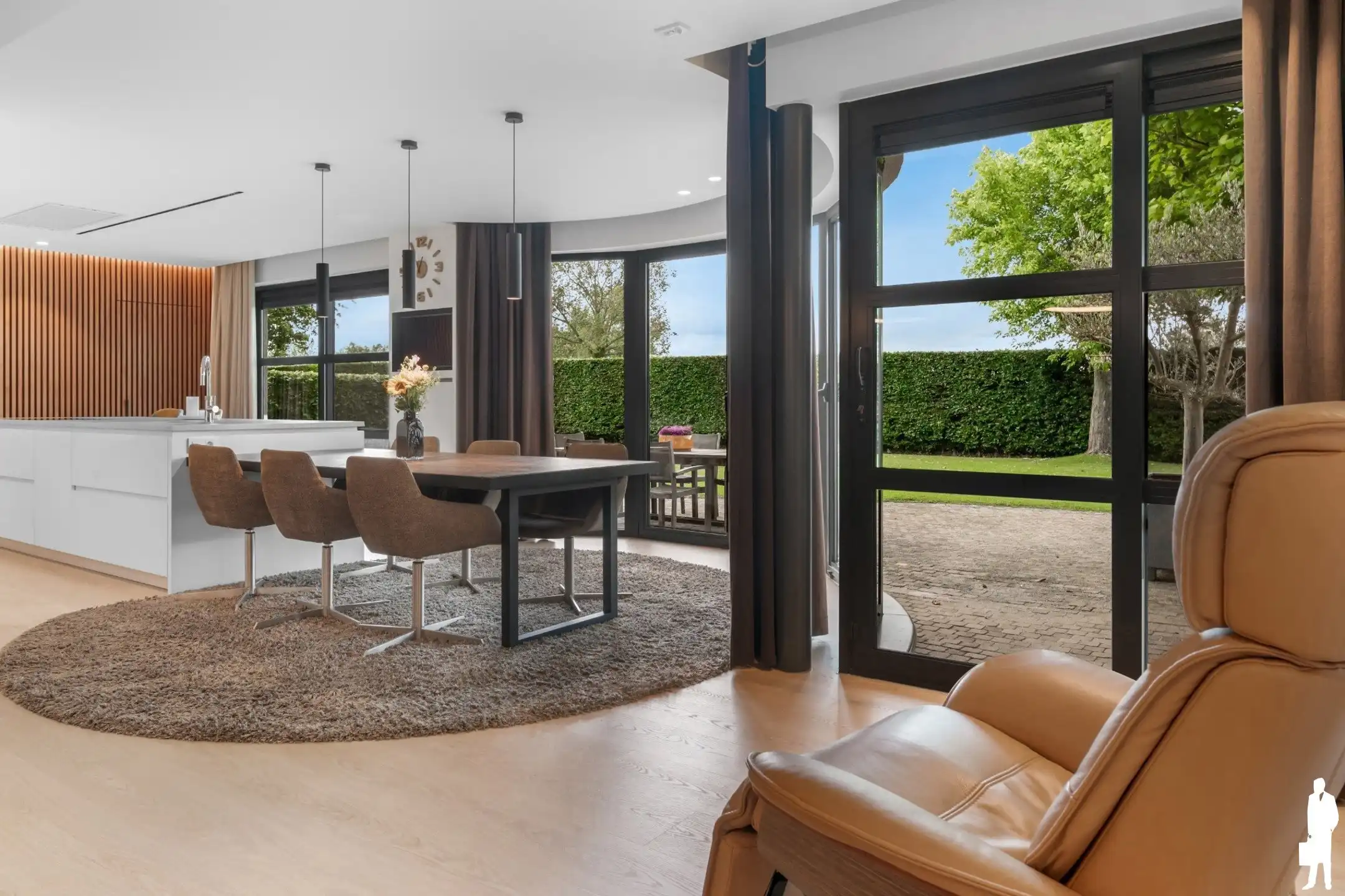 Prachtige woning met 5 slaapkamers, 2 badkamers en bijgebouw foto 10