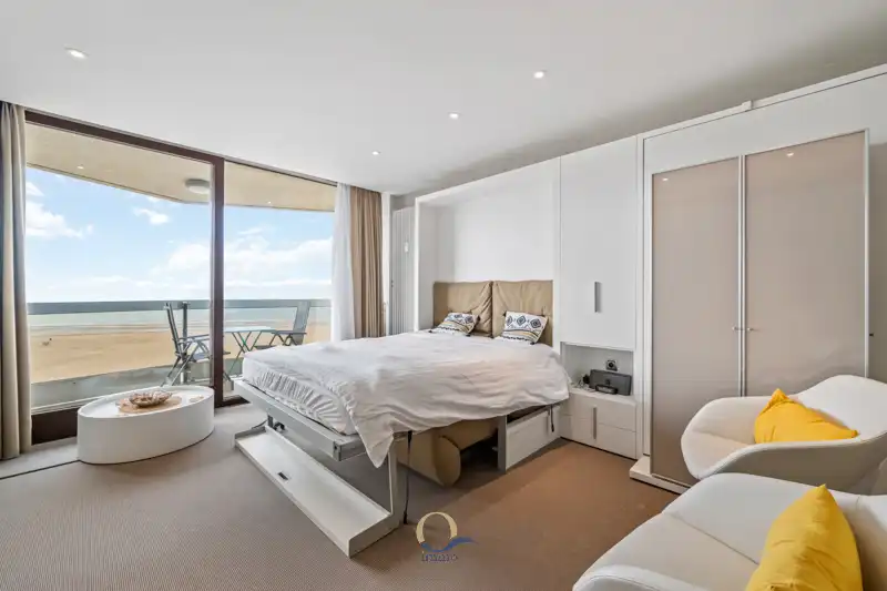 Subliem gerenoveerde studio met panoramisch zeezicht EN terras foto 7