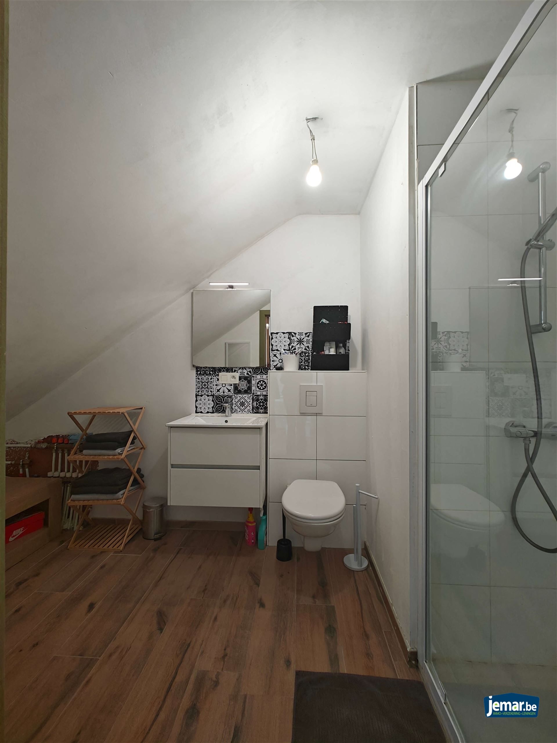 Woning met 5 slaapkamers, 2 badkamers en een grote garage foto 19