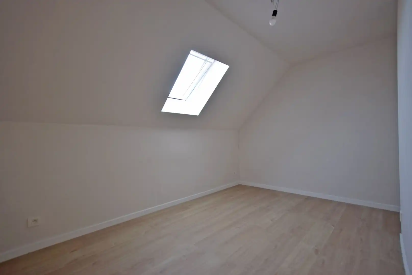 STIJLVOL VOLLEDIG GERENOVEERDE WONING MET STADSTUIN NABIJ HET CENTRUM VAN ROESELARE foto 14