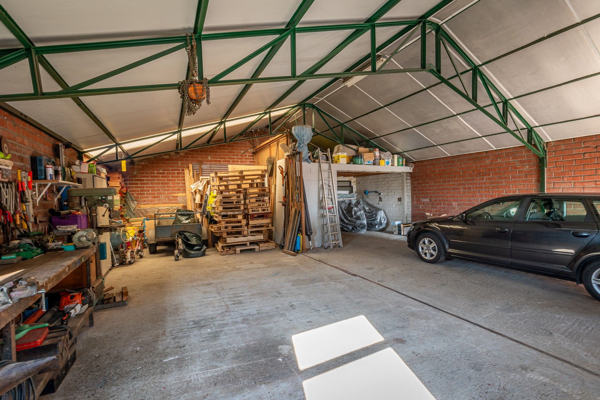 Rustig gelegen, ruime woning met magazijn foto 30
