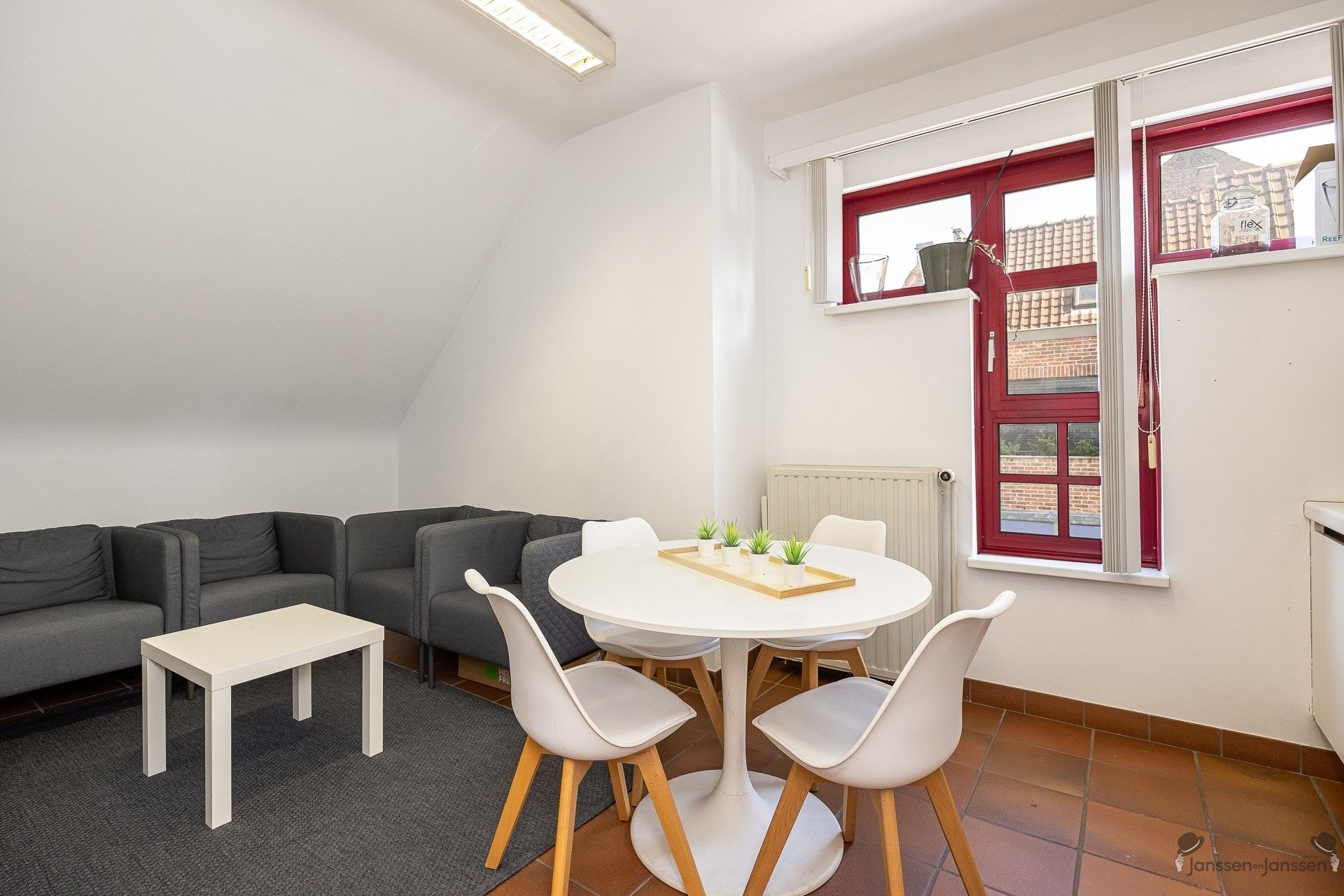 Centraal gelegen handelspand met ruime parking foto 13