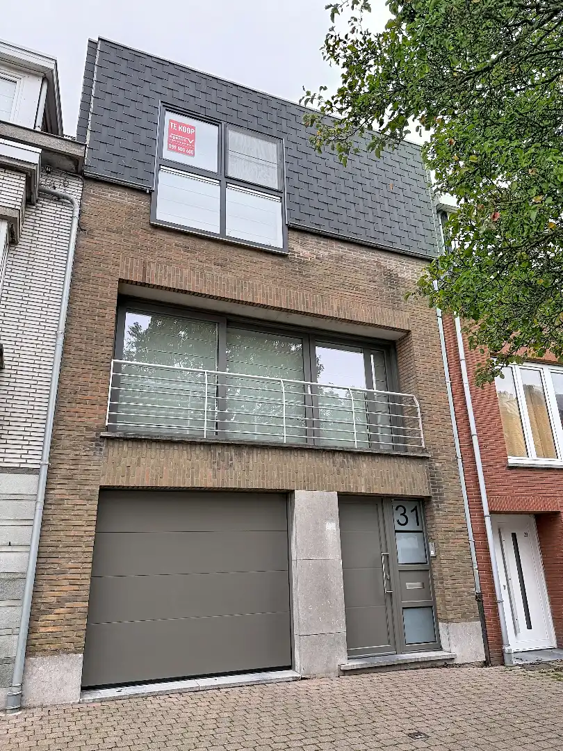 Hoofdfoto van de publicatie: Instapklare bel-etage met drie slaapkamers, garage en zonnige buitenruimtes.