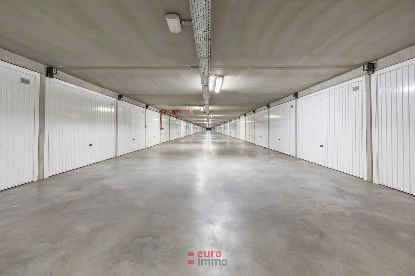 Afgesloten garagebox op een centrale ligging. foto {{pictureIndex}}