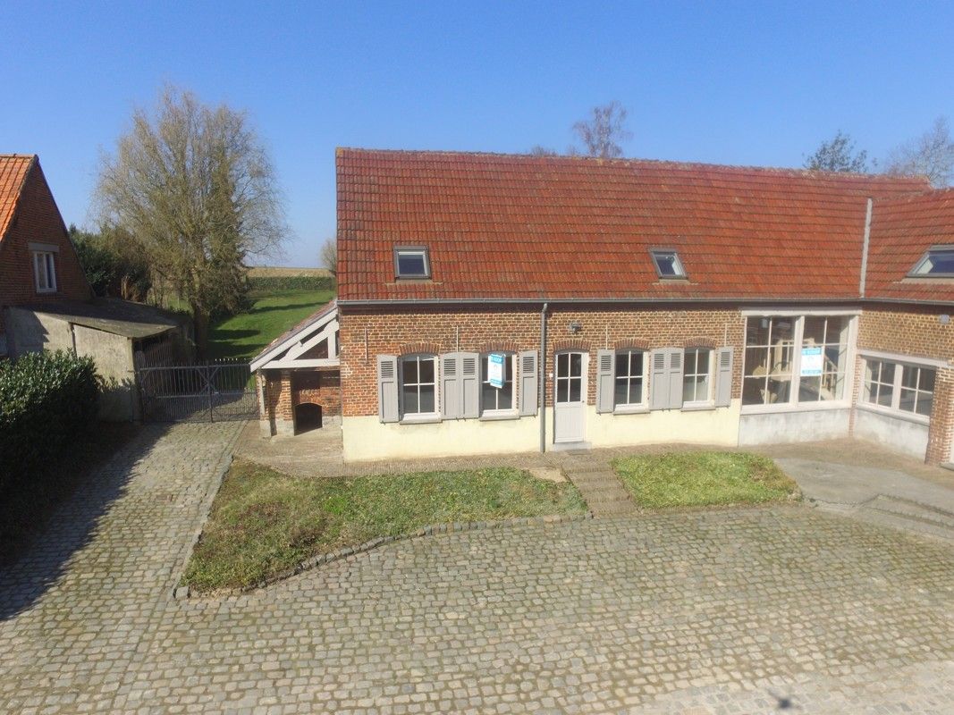 Halfopen instapklare bebouwing in het landelijke Horebeke foto {{pictureIndex}}