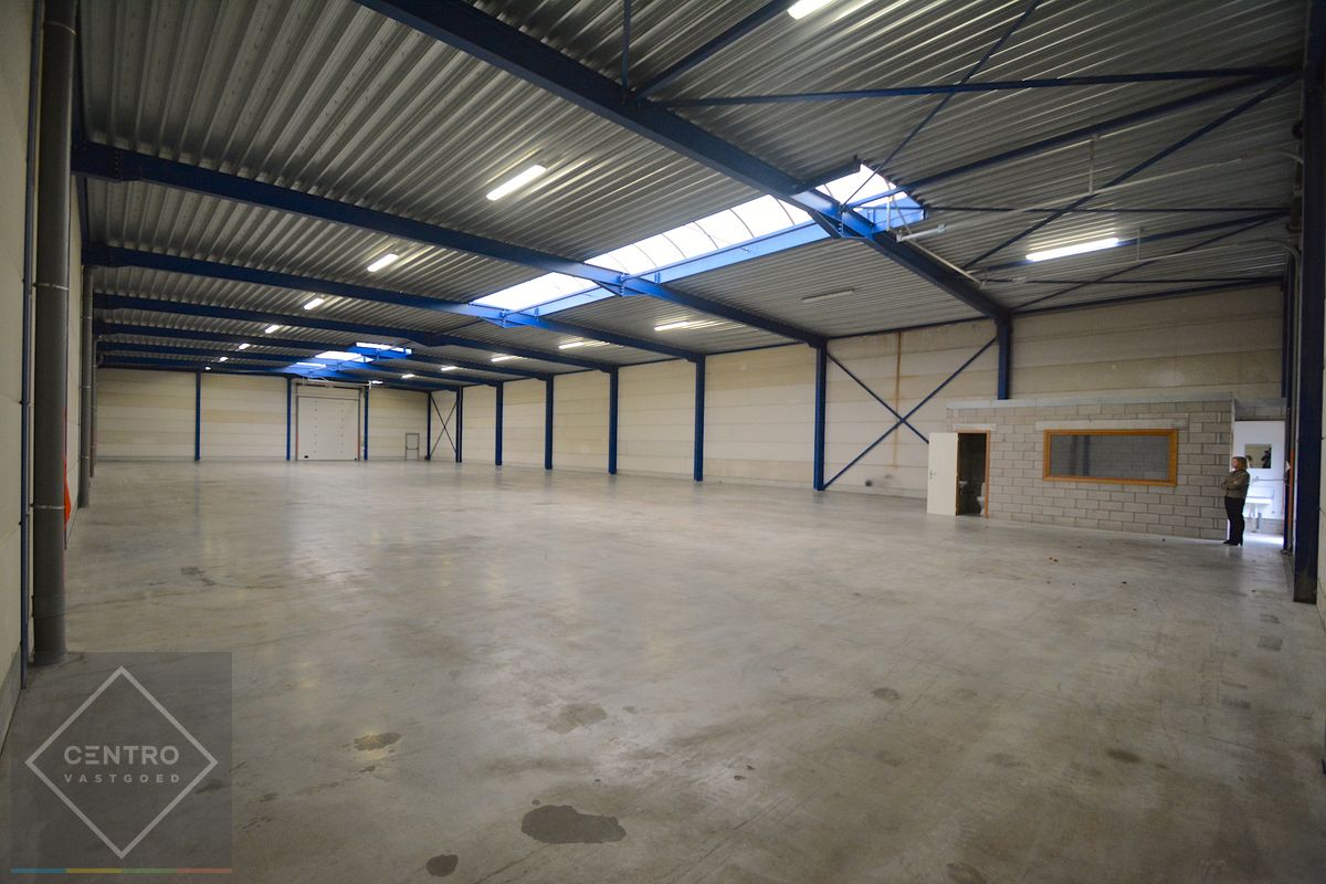 Instapklaar MAGAZIJN (980m2) met geïntegreerde KANTOORRUIMTE en toilet op ambachtelijke zone te Oostkamp foto 4