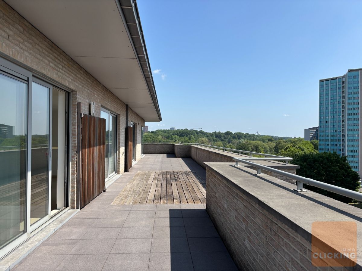 Uitzonderlijke penthouse met 3 slaapkamers en fantastisch terras (200m2) foto {{pictureIndex}}