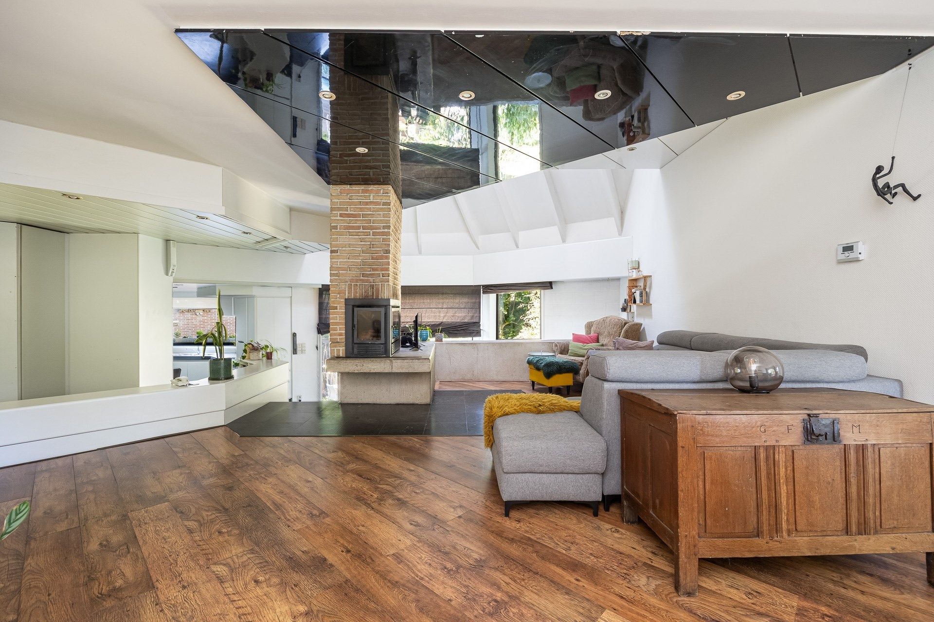 Unieke architectenwoning met tuin en polyvalente ruimte foto {{pictureIndex}}