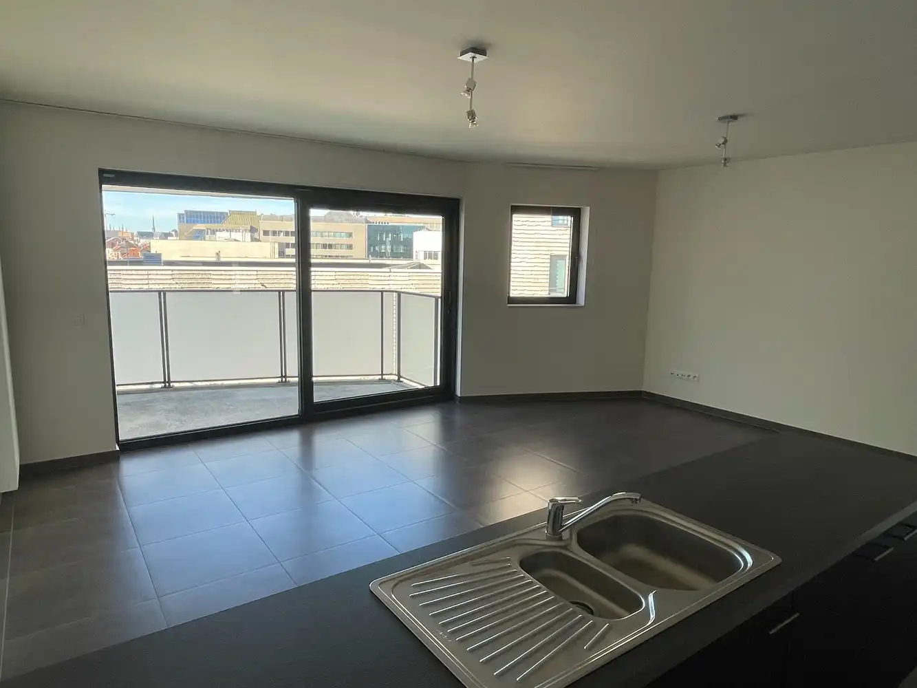 Welgelegen appartement met twee slaapkamers en autostaanplaats foto 2