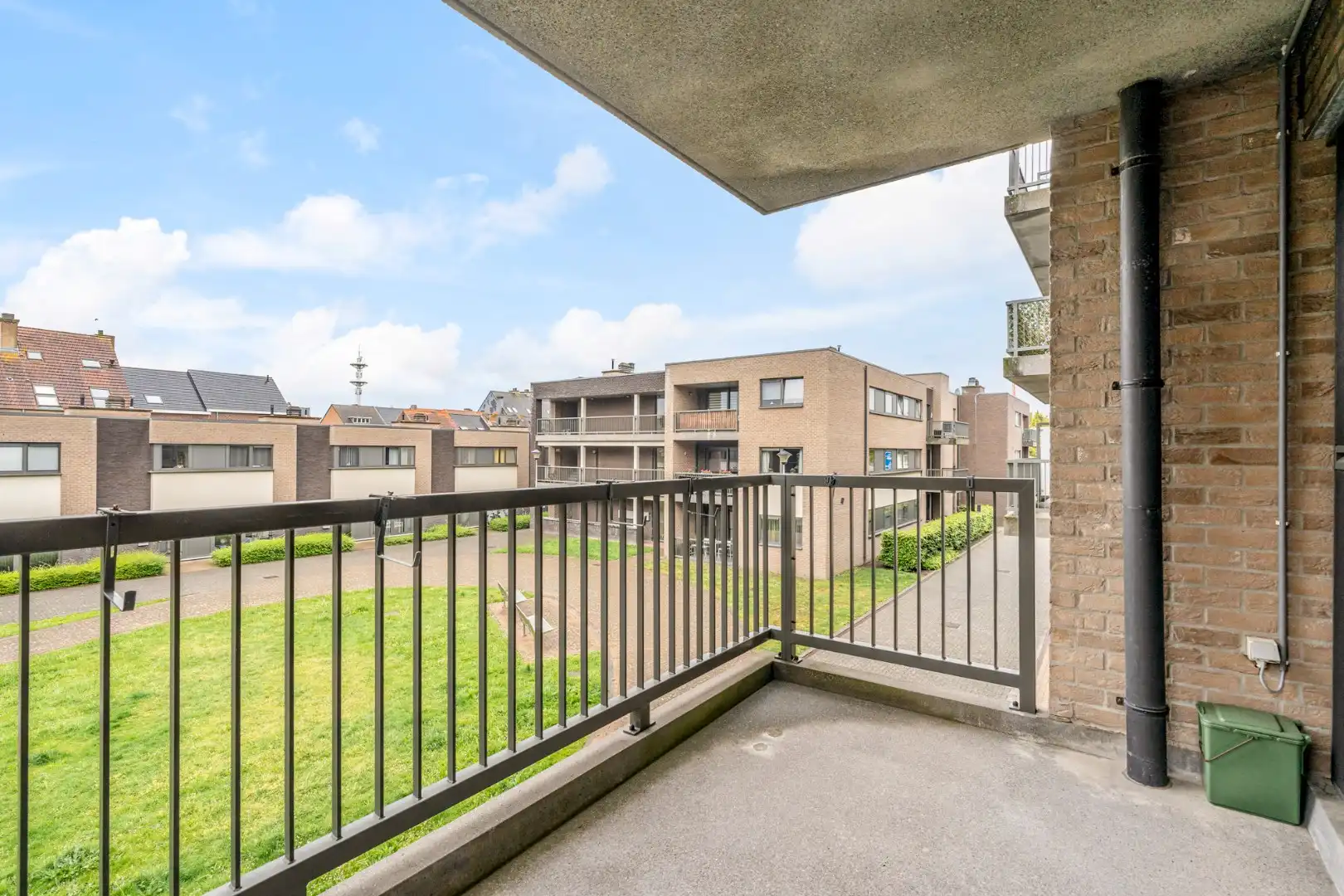 Comfortabel appartement met 1 slaapkamer, terras en autostandplaats nabij het centrum van Maaseik! foto 3