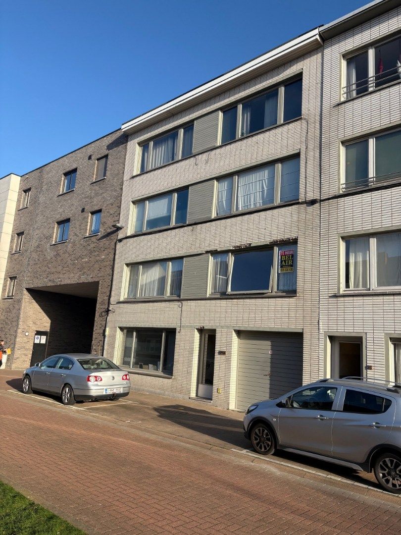 Niet gemeubeld appartement met twee slaapkamers foto {{pictureIndex}}